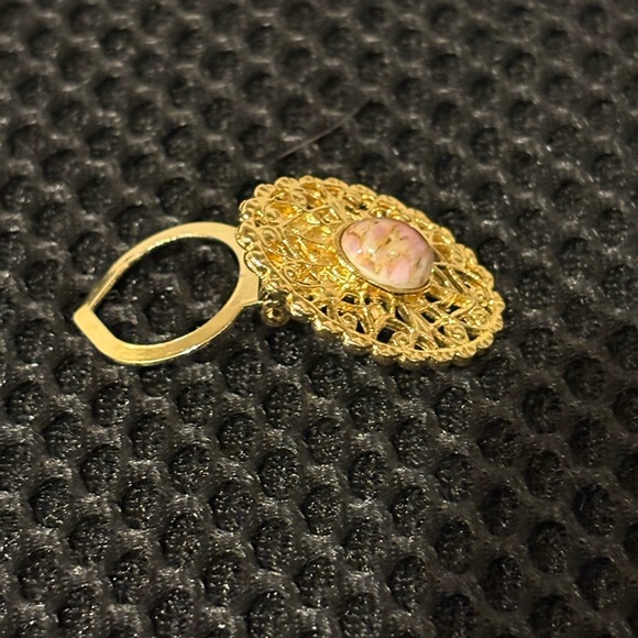 Vintage Gold Filigree Oval Scarf Slide
Clip with Pink/Peach Marbled Cabochon - Picture 1 of 13